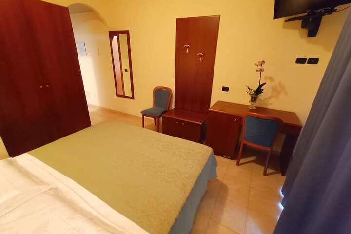 Room 10 of 113
