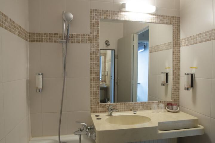Room 21 of 35