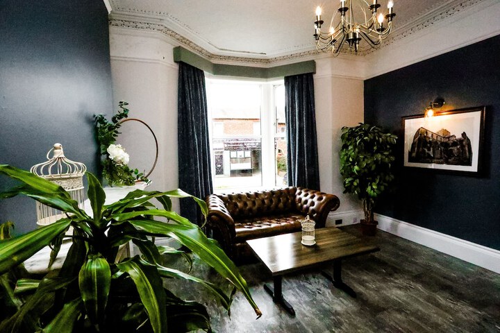 Lounge 46 of 52
