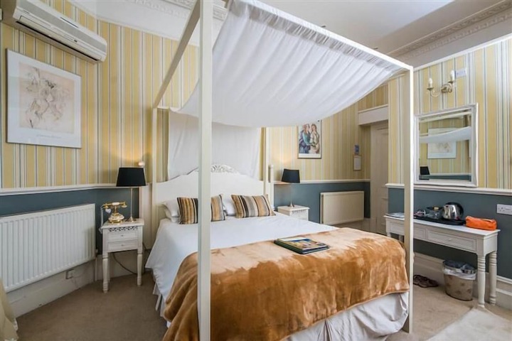 Room 25 of 88