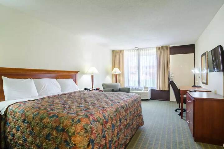1 King Bed (3 of 14)