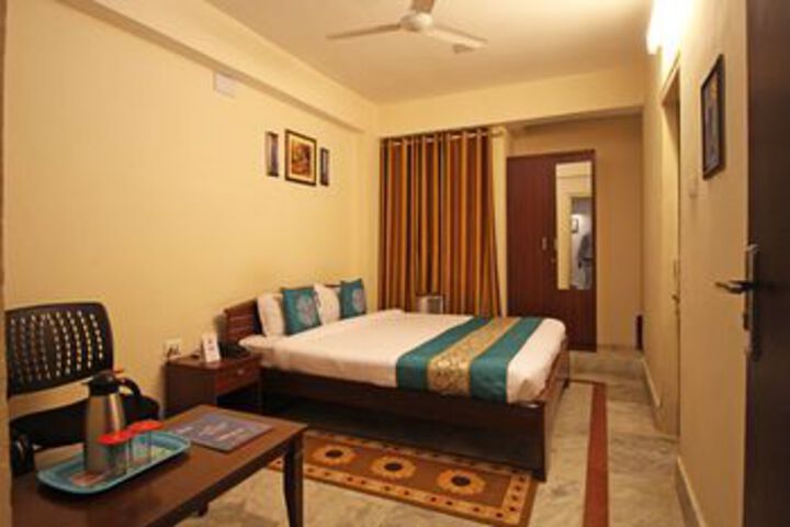 Room 8 of 16
