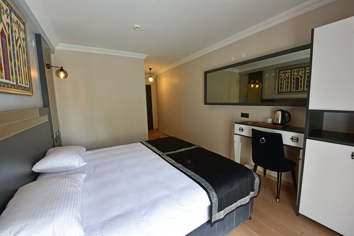 Room 9 of 12