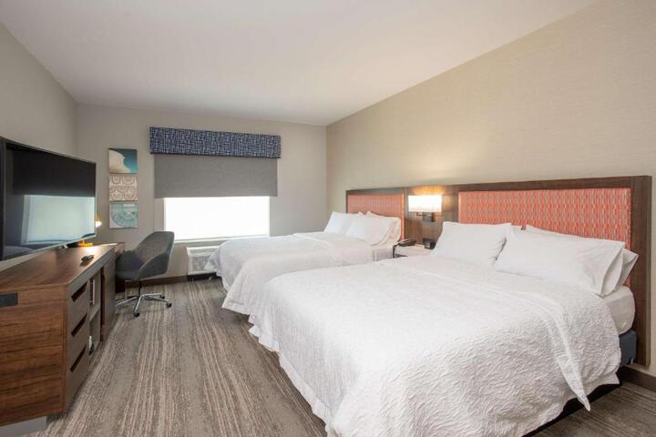 2 Queen Mobility Accessible with Tub (8 of 8)