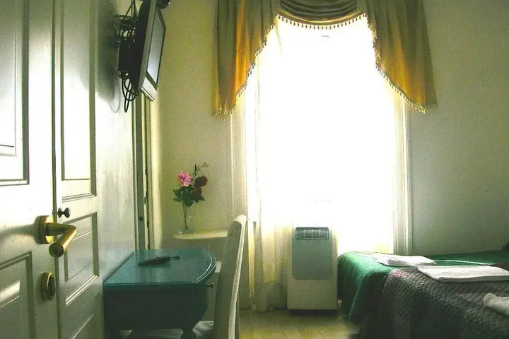 Room 3 of 10