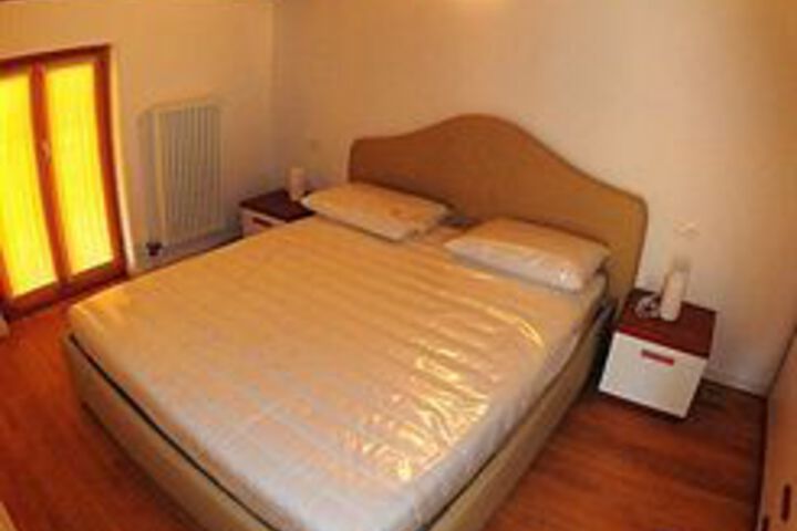 Room 8 of 27