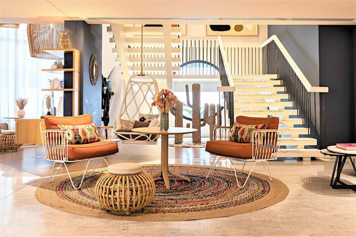 Entrance & Lobby
