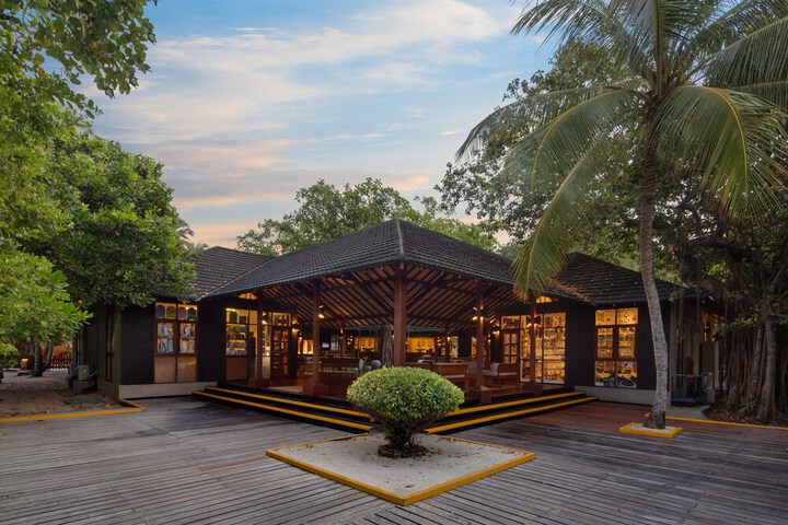 Hotel Exterior 142 of 149