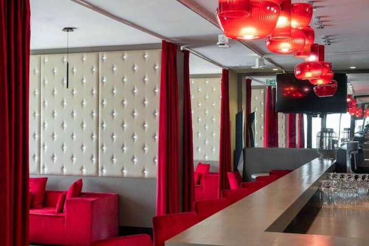 Lounge 88 of 138