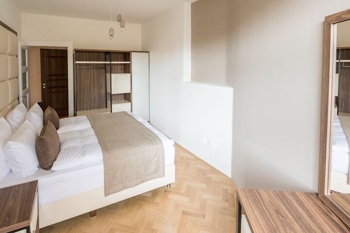 Room 35 of 141