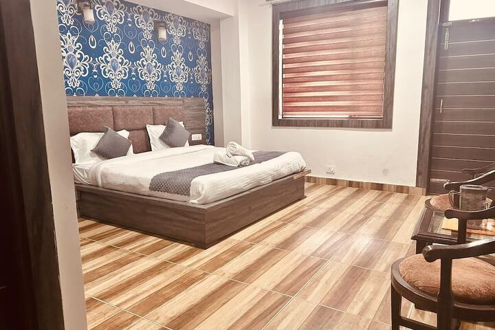 Room 4 of 12