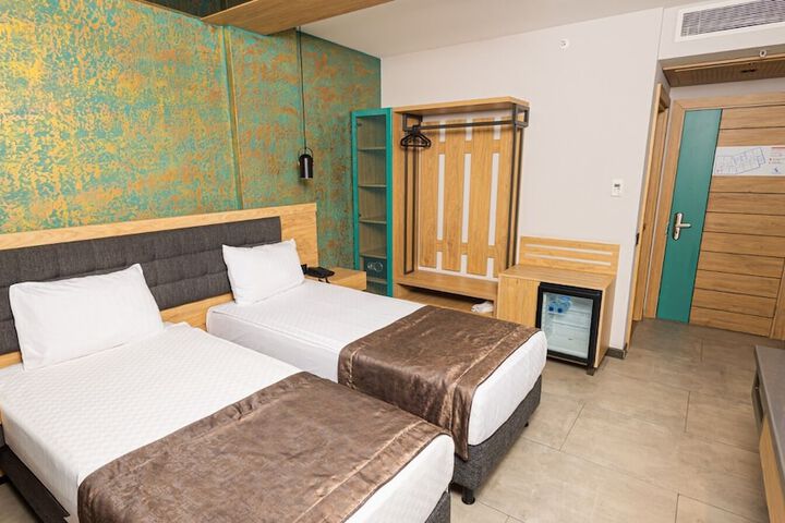 Room 8 of 93