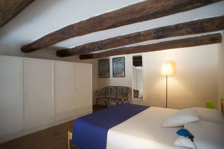 Room 10 of 33