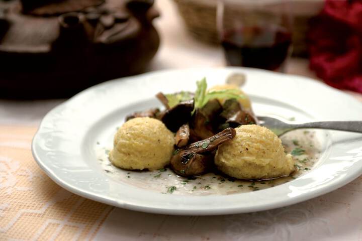Lounge 19 of 27