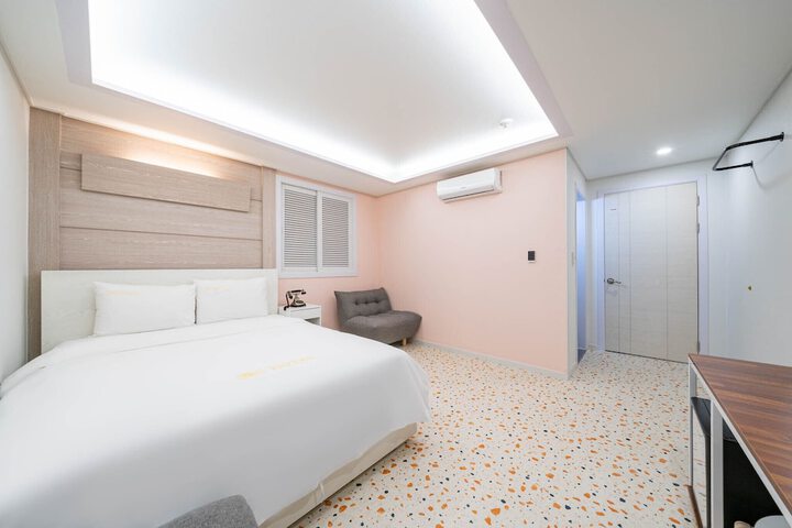 Room 9 of 37