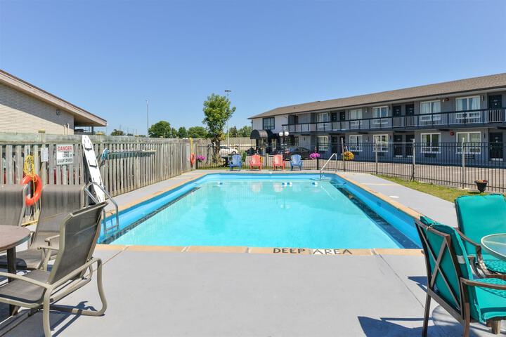 Pool Hotel