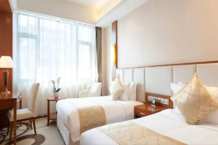 Room 4 of 8