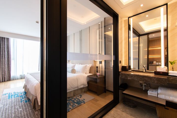 Room 13 of 64