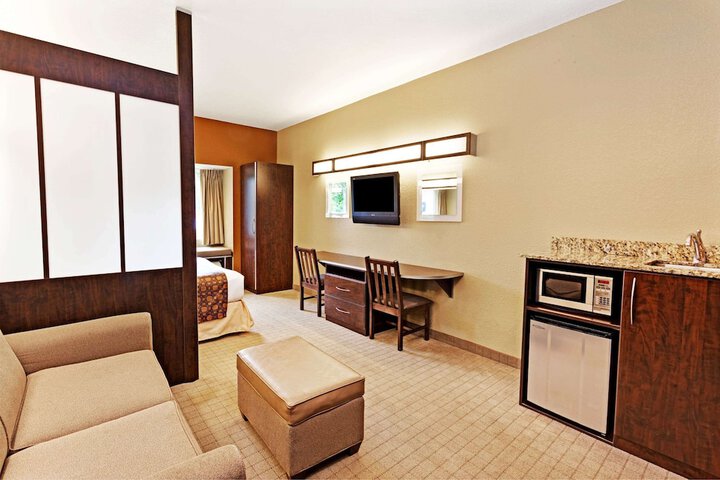 1 Queen Bed (4 of 27)