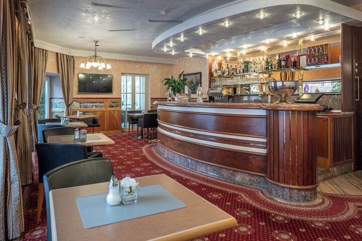 Lounge 100 of 104