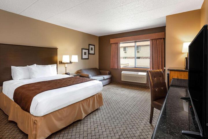 1 Queen Bed Accessible Room (2 of 7)