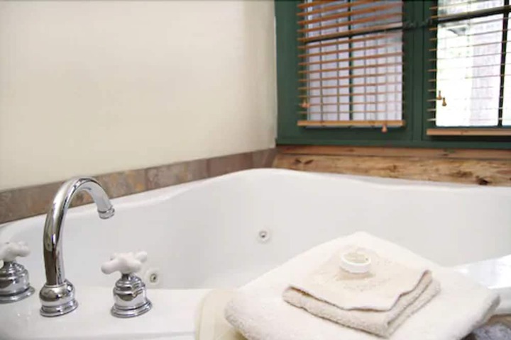 Jetted tub