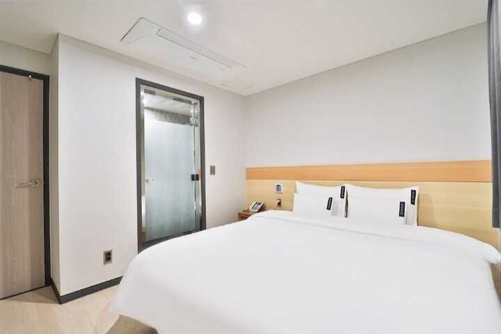 Room 9 of 72