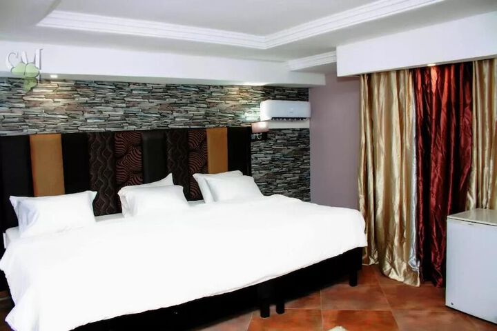 Room 12 of 37