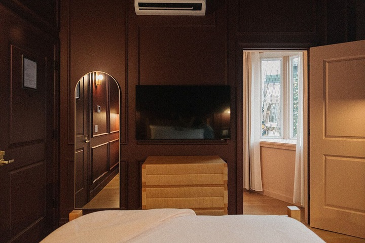 Room 4 of 37