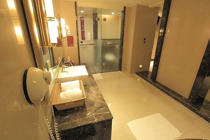 Room 43 of 68