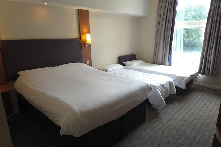 Room 4 of 16