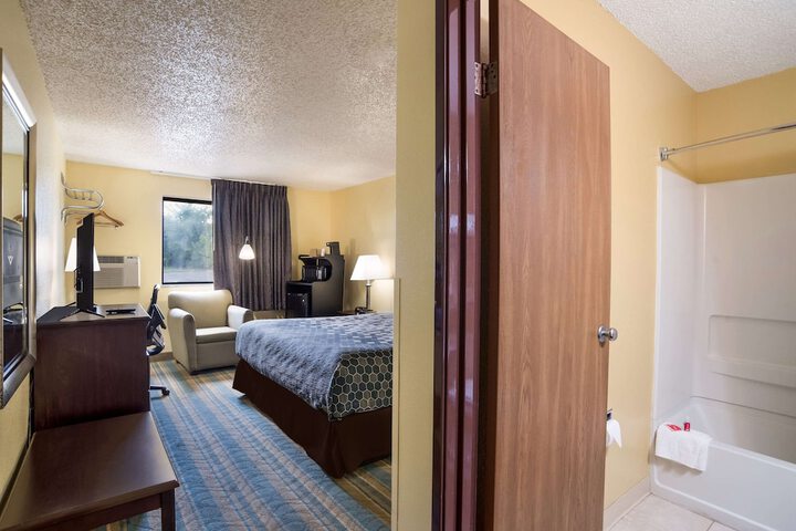 1 King Bed (5 of 11)