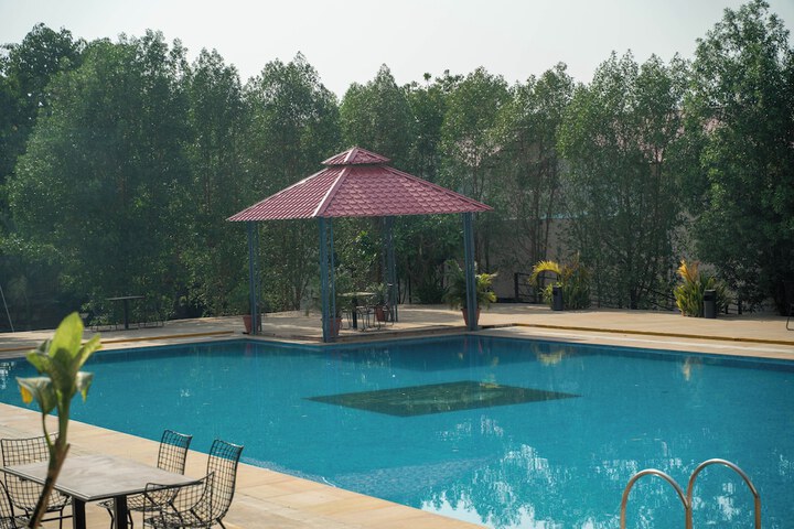 Pool 90 of 190