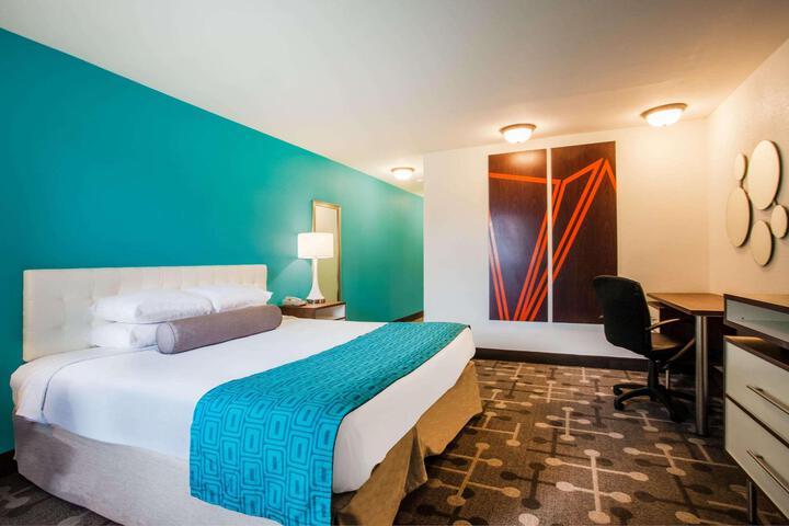 Business King Bed (1 of 9)