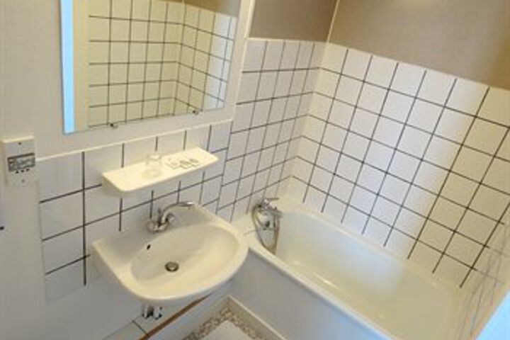 Room 8 of 33