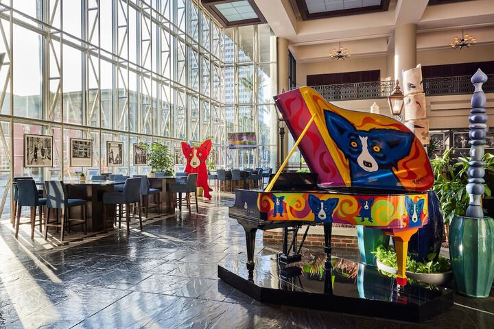 Lobby lounge