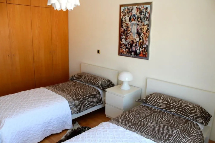 Room 5 of 12