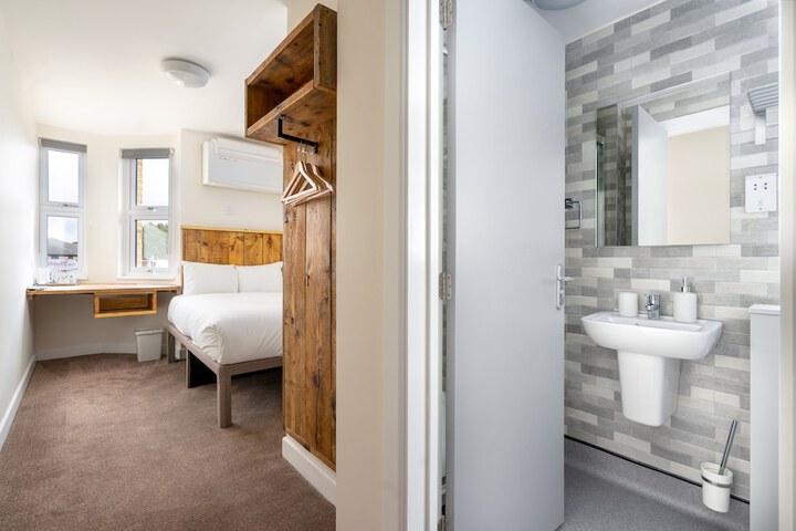 Room 9 of 25
