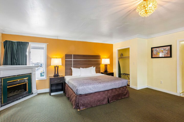 1 King Bed Accessible (5 of 16)