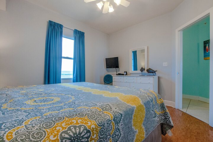 Room 4 of 104