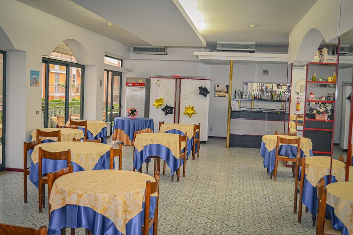 Dining 43 of 76