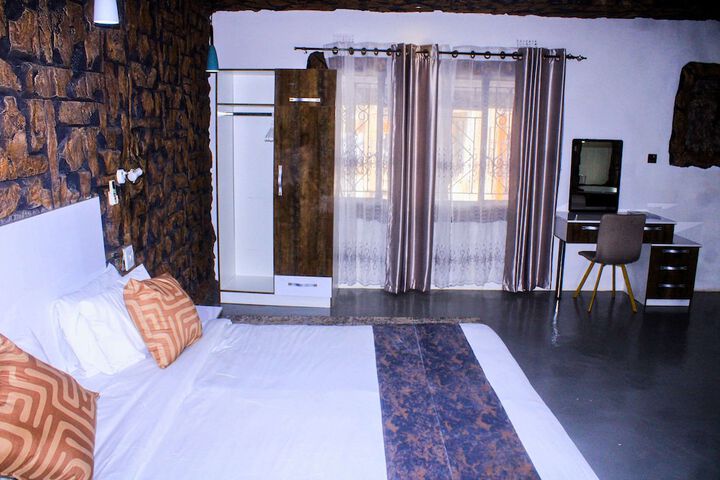 Room 15 of 93