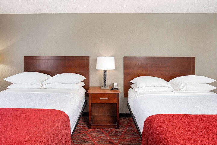 1 Queen Bed (5 of 14)