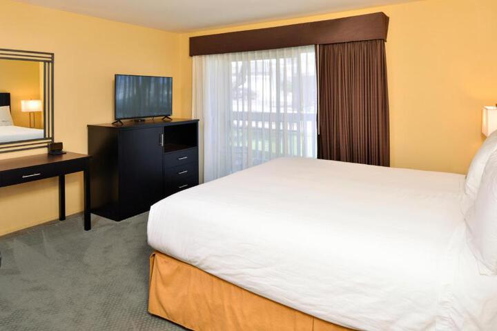 1 King Bed (3 of 19)