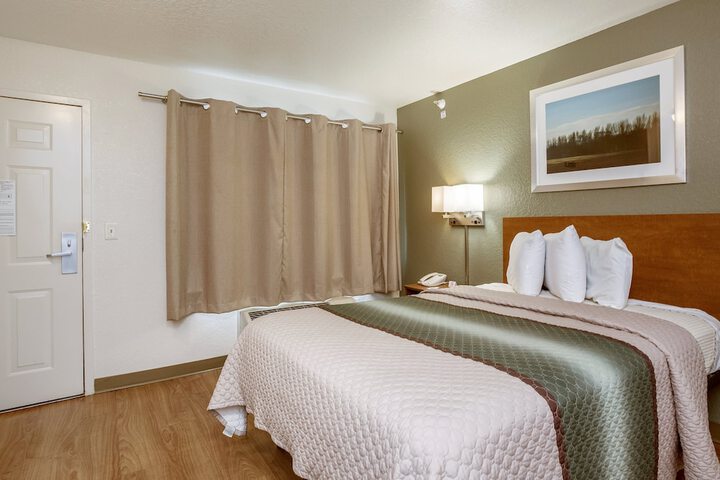 Studio Queen Bed (8 of 11)