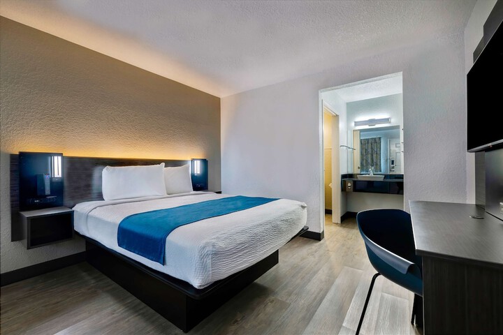 1 Queen Bed (2 of 5)