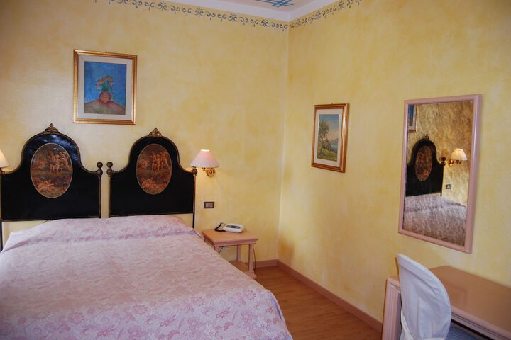 Room 12 of 90