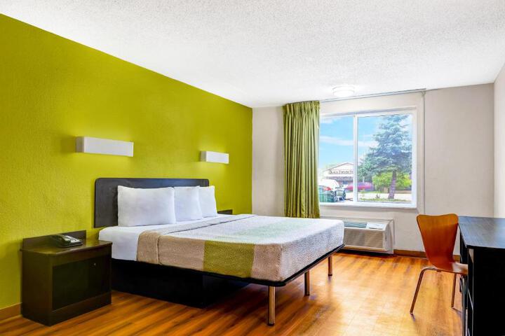 1 King Bed (2 of 6)