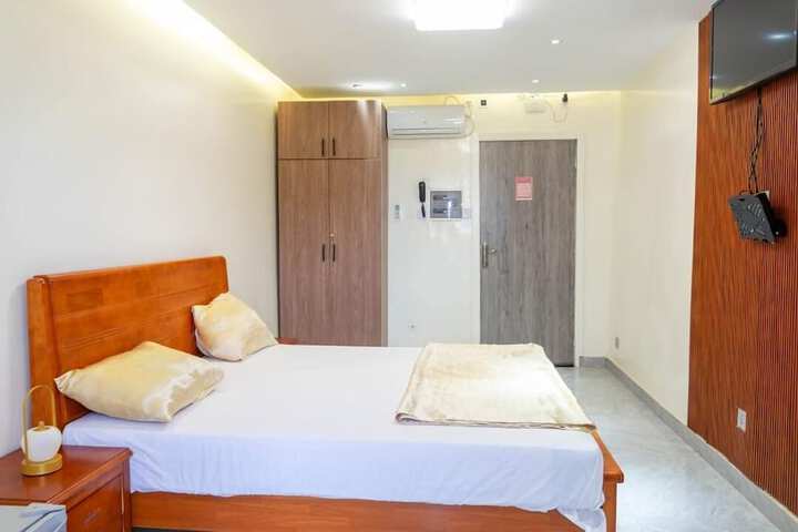 Room 13 of 34
