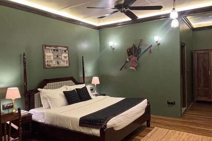 Room 32 of 64